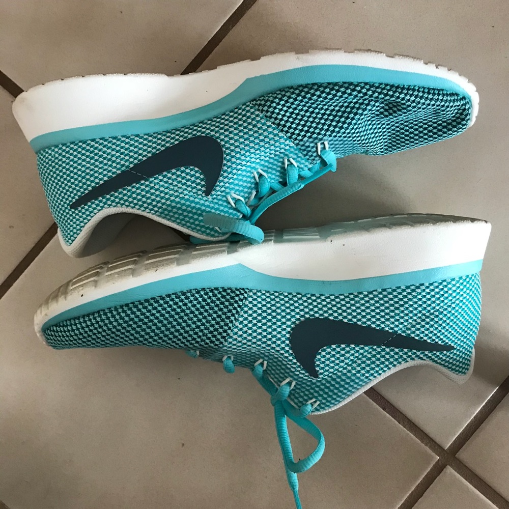 Nike tennis shoes size 9